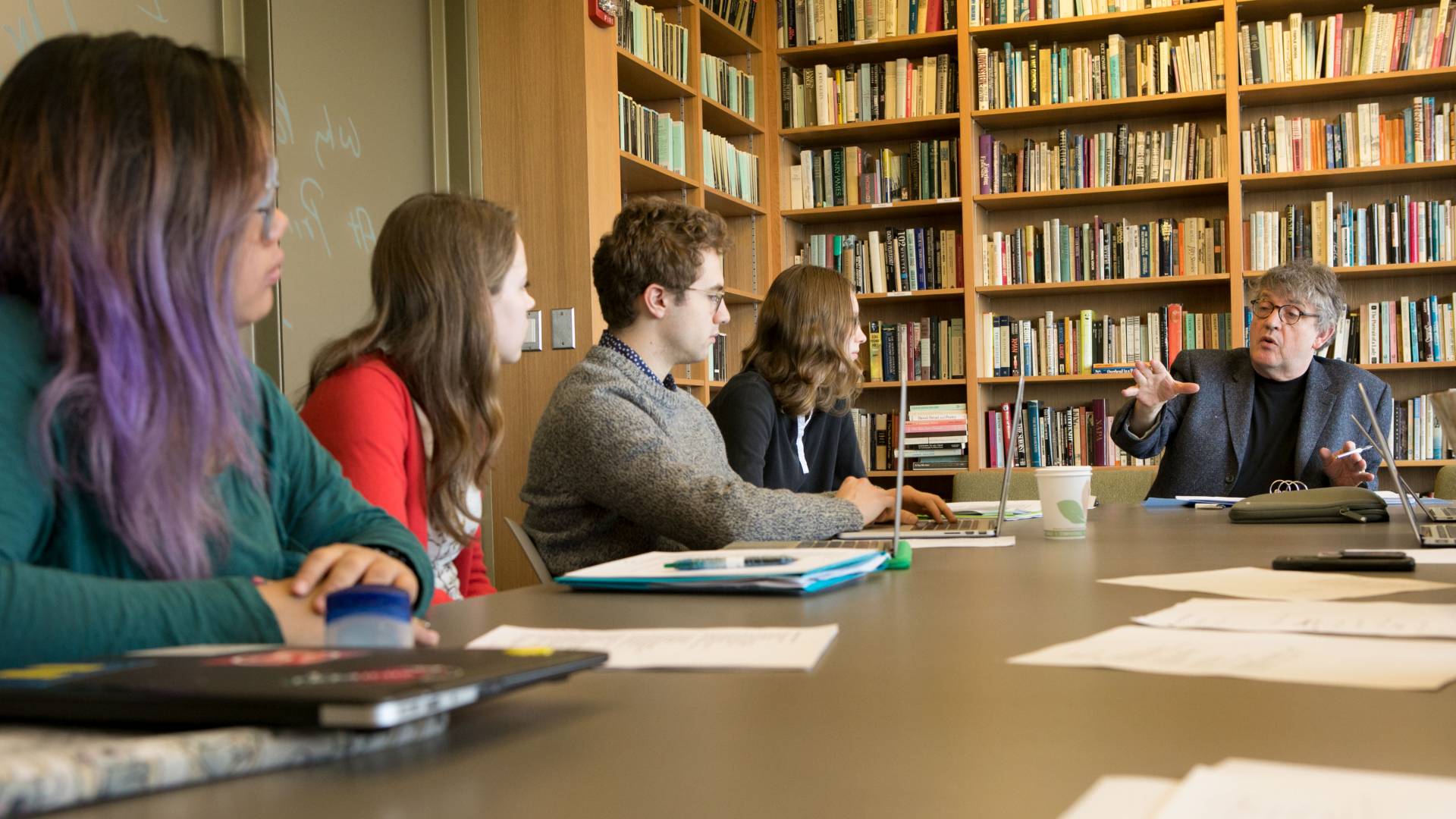 Paul Muldoon teaching creative writing seminar to students